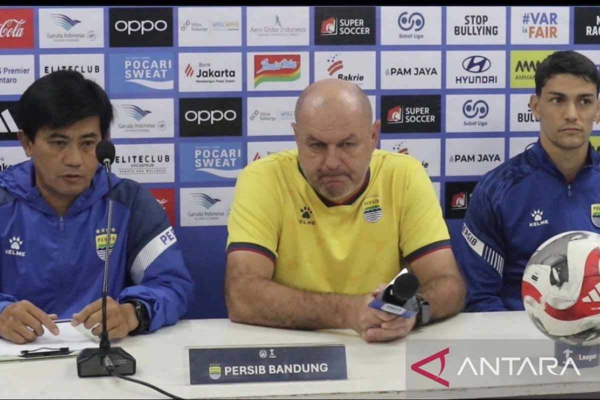 Pelatih Persib Bandung, Bojan Hodak, memberikan instruksi kepada pemainnya dalam sesi latihan jelang laga krusial Liga 1.