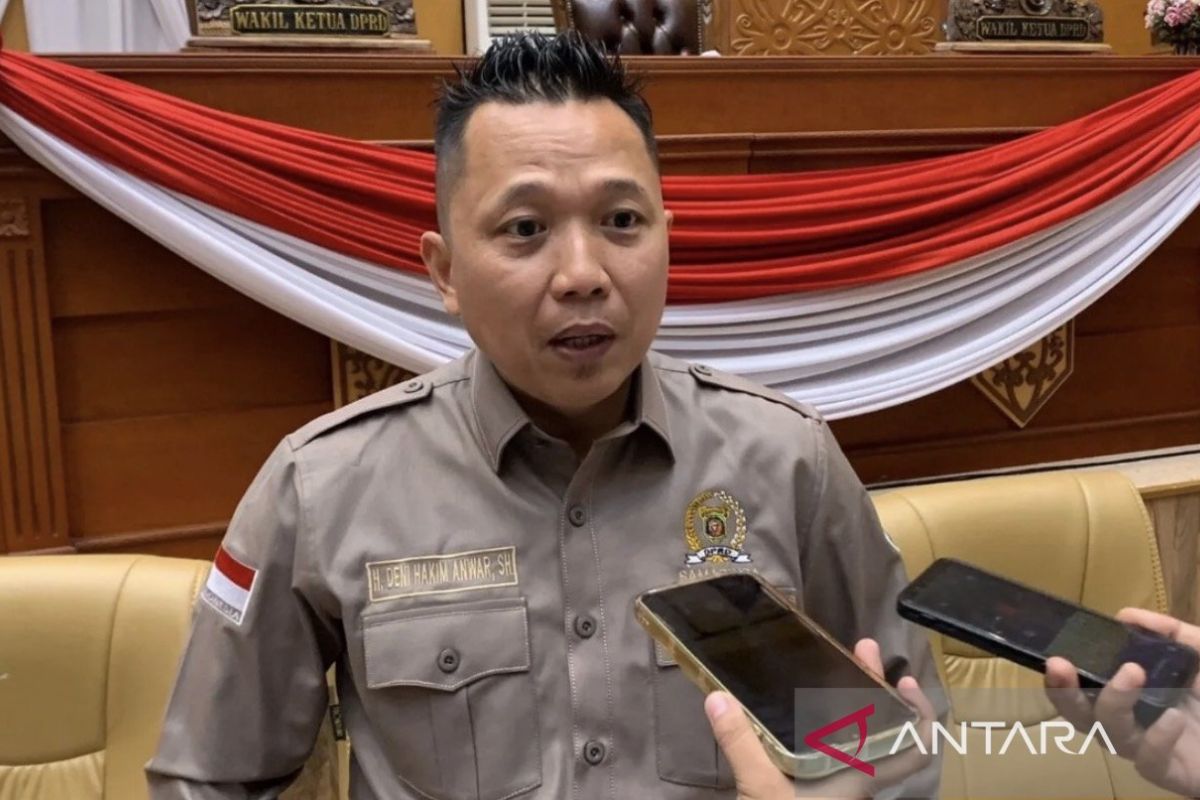 Anggota Dewan Perwakilan Rakyat Daerah (DPRD) saat rapat pembahasan isu strategis terkait pengawasan aset publik.