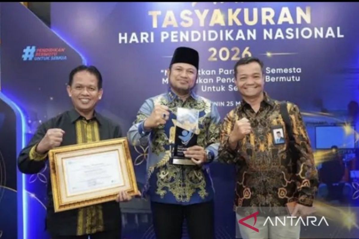 Gubernur Kalimantan Timur menerima penghargaan Apresiasi Pemerintah Daerah Provinsi dari Kemendikdasmen atas inovasi SPMB.