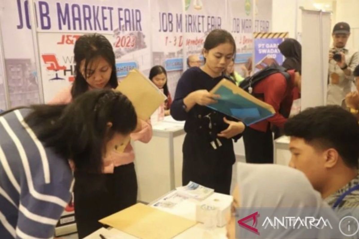 Aktivitas pekerja konstruksi di Ibu Kota Nusantara (IKN) di Kalimantan Timur, merefleksikan dinamika pasar kerja di tengah laporan penurunan angka pengangguran.