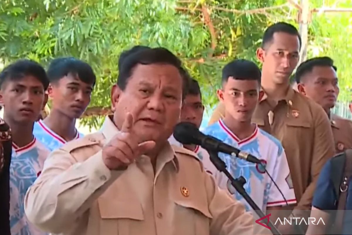 Presiden Prabowo Subianto saat kunjungan kerja, menargetkan 1.386 Desa/Kampung Nelayan Merah Putih diresmikan pada Desember 2026 untuk meningkatkan kesejahteraan nelayan Indonesia.