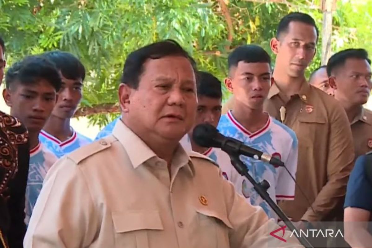 Presiden Prabowo Subianto meninjau fasilitas telekomunikasi dalam kunjungannya ke Miangas, menegaskan komitmen pemerataan akses internet hingga wilayah terdepan Indonesia.