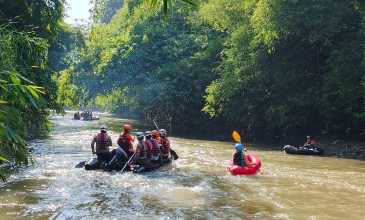 Tim SAR gabungan menyisir Sungai Ciliwung menggunakan perahu karet dalam upaya pencarian Afik Rabani Ramadhan, remaja 14 tahun yang hanyut.