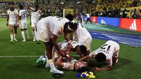 Cristiano Ronaldo tampak begitu emosional, tak kuasa menahan tangis haru usai mengantarkan Al Nassr meraih gelar juara Liga Arab Saudi musim 2025/2026, mengakhiri penantian panjang dan rangkaian kegagalan sebelumnya.