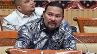Anggota DPR Martin D. Tumbeleka mendesak penegakan hukum tegas terhadap korporasi perusak lingkungan, menyusul penetapan PT Musim Mas sebagai tersangka oleh Polda Riau.