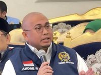 Andre Rosiade, Anggota DPR RI, mendorong peningkatan kualitas layanan haji Indonesia dari kategori D menjadi C-Plus pada tahun depan, menanggapi berbagai keluhan jemaah dan pentingnya layanan prima.