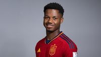 Ansu Fati, wonderkid Spanyol yang harus absen dari Piala Dunia 2026, bersama ayahnya, Bori Fati, yang menyuarakan kekecewaan terhadap keputusan pelatih Luis de la Fuente.