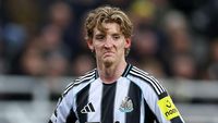 Anthony Gordon (Newcastle United) saat beraksi di lapangan. Rumor menyebut ia memendam mimpi masa kecil untuk berseragam Barcelona.