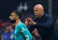 Perbandingan sengit antara kontroversi Mo Salah di Liverpool dan drama Cristiano Ronaldo di Manchester United menunjukkan pola konflik pemain-manajer yang berulang.