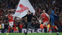 Mikel Arteta di bangku cadangan Arsenal, sosok yang meragukan dirinya kini menjadi simbol kebangkitan The Gunners.