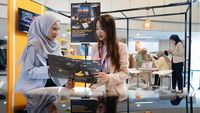 Perwakilan Bank Mandiri berinteraksi dengan pelaku UMKM dalam sebuah pameran. Bank Mandiri berkomitmen penuh mempercepat pertumbuhan UMKM Indonesia menuju pasar global dan meningkatkan daya saing mereka.