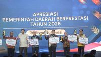 Wali Kota Makassar menerima penghargaan Creative Financing dari Kementerian Dalam Negeri atas inovasi pembiayaan pembangunan daerah.