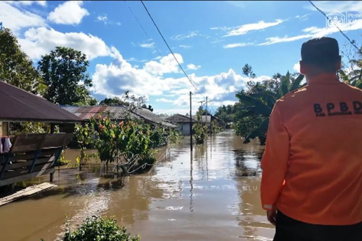 Petugas gabungan dari BPBD, TNI, Polri, dan relawan melakukan apel siaga atau simulasi tanggap darurat di Mahakam Ulu, menunjukkan kesiapan menghadapi potensi banjir.