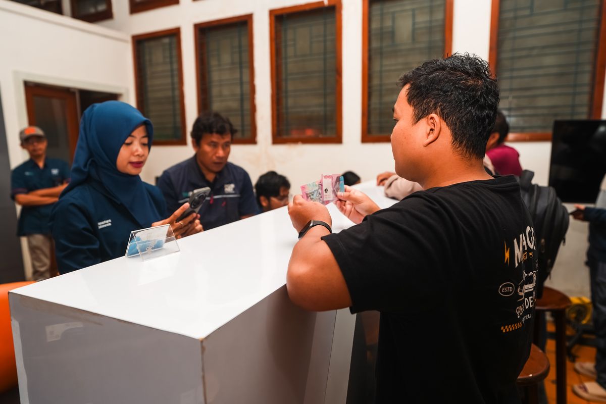 Ilustrasi penyaluran bantuan sosial tunai pemerintah kepada masyarakat. BLT Kesra diharapkan mampu meringankan beban ekonomi keluarga.