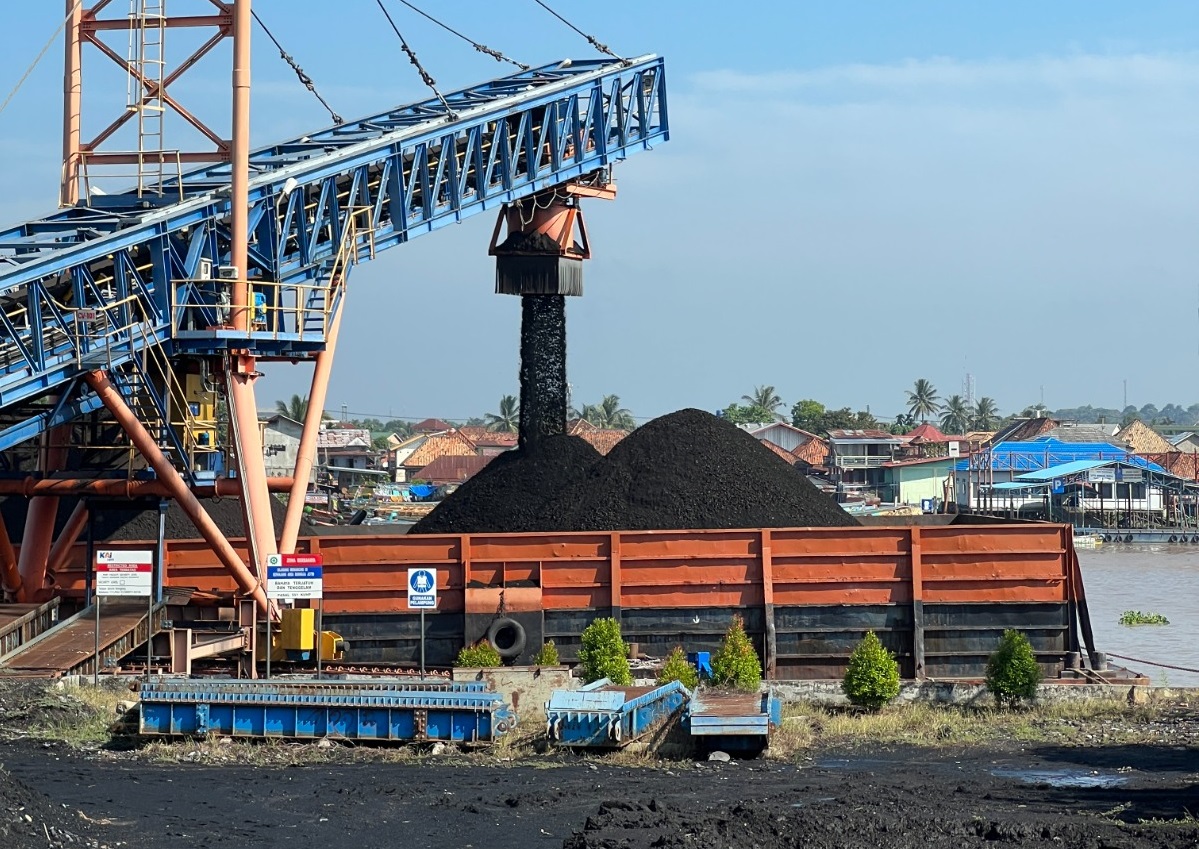 Ilustrasi rangkaian kereta api pengangkut batu bara yang beroperasi di jalur logistik nasional.