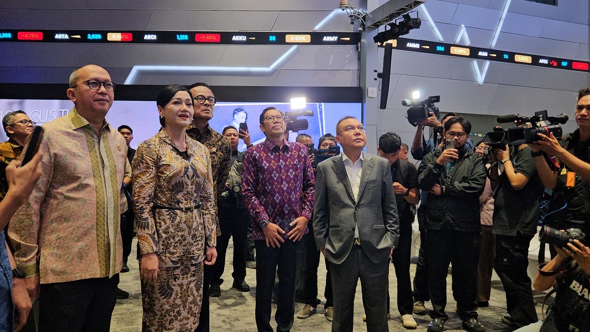 I Gede Nyoman Yetna, Direktur Penilaian Perusahaan BEI, menyampaikan data kinerja positif emiten di hadapan Wakil Ketua DPR RI, Sufmi Dasco Ahmad. (Ilustrasi: Pertemuan terkait pasar modal)