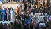 Aktivitas belanja masyarakat di pusat perbelanjaan, merefleksikan kontribusi signifikan konsumsi rumah tangga terhadap pertumbuhan ekonomi nasional.
