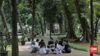 Langit mendung di atas deretan gedung pencakar langit di ibu kota. Fenomena Urban Heat Island menyebabkan suhu di perkotaan lebih tinggi dibandingkan daerah sekitarnya, menimbulkan tantangan serius bagi kenyamanan dan kesehatan warga.