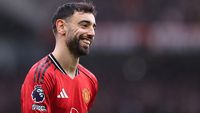 Gelandang Manchester United, Bruno Fernandes, merayakan assistnya yang ke-20 di Premier League, menyamai rekor Thierry Henry dan Kevin De Bruyne dengan gaya distribusi umpan yang lebih variatif.