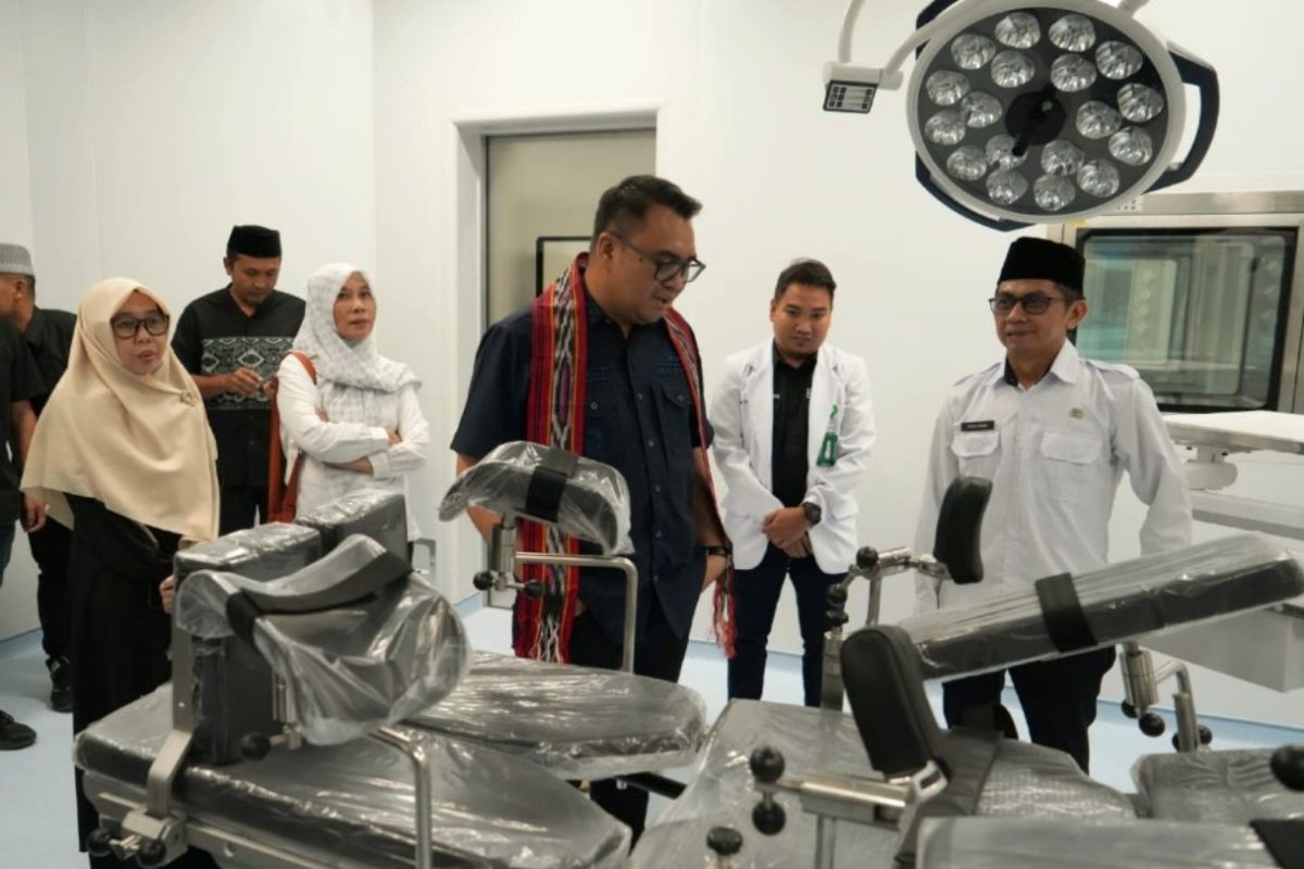 Petugas kesehatan melayani warga di salah satu puskesmas di Kutai Kartanegara, bagian dari upaya pemerintah daerah memastikan akses kesehatan merata bagi seluruh masyarakat.