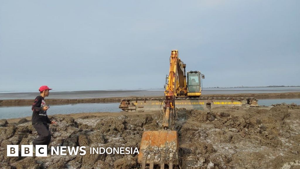 Warga Sidoarjo melewati area yang dahulu merupakan kampung halaman mereka, kini tertutup lumpur panas, 20 tahun setelah bencana lumpur Lapindo, menjadi pengingat abadi akan tragedi tersebut.