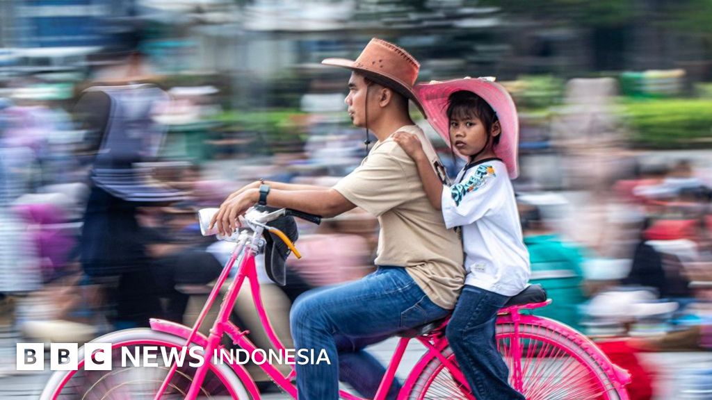 Ilustrasi kenaikan suku bunga acuan Bank Indonesia, yang berupaya menstabilkan nilai tukar rupiah dan mengendalikan inflasi, namun berisiko menekan daya beli serta membebani cicilan utang masyarakat kelas menengah.