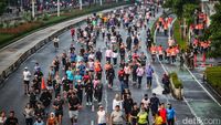 Petugas Satpol PP melakukan penertiban di area Car Free Day (CFD) Sudirman-Thamrin.