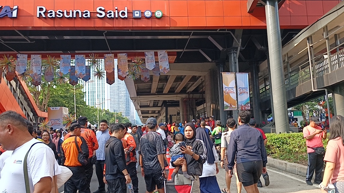 Warga menikmati suasana bebas kendaraan bermotor di Jalan Rasuna Said, Jakarta Selatan. Area ini akan kembali menjadi lokasi rutin Car Free Day mulai 7 Juni 2026.
