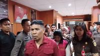 Bupati Sitaro, Chyntia Kalangit, saat keluar dari gedung Kejaksaan Tinggi Sulawesi Utara (Kejati Sulut) setelah ditetapkan sebagai tersangka kasus korupsi dana bantuan bencana.