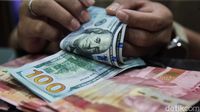 Ilustrasi uang kertas Dolar AS dan Rupiah yang menunjukkan tekanan pada nilai tukar. Para analis memprediksi Rupiah berpotensi melemah signifikan.