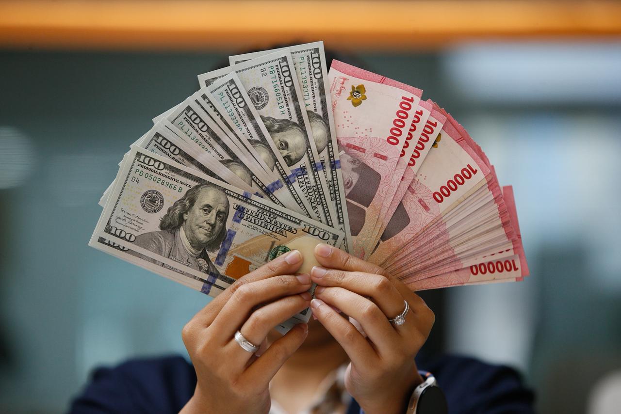 Bank Indonesia secara aktif melakukan intervensi di pasar valuta asing untuk menstabilkan nilai tukar Rupiah di tengah tekanan global.