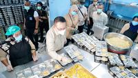 Kepala Staf Kepresidenan, Dudung Abdurachman, saat meninjau langsung kondisi dapur katering yang ditemukan tidak layak beroperasi di wilayah Jakarta Barat.