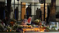 Warga dan anggota komunitas berdoa bersama di luar kompleks Masjid San Diego, mengenang para korban penembakan massal yang tragis dan menyerukan perdamaian.