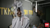 Personel kepolisian melakukan verifikasi di lokasi terkait video viral penampakan pocong yang menghebohkan warga Depok.