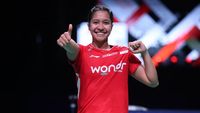 Ester Nurumi Tri Wardoyo, tunggal putri andalan Indonesia, beraksi di lapangan, kembali menjadi penentu kemenangan Tim Merah Putih dalam Uber Cup 2026.