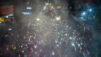 Ribuan Bobotoh memenuhi jalanan utama, merayakan kemenangan krusial Persib Bandung atas PSM Makassar di lanjutan kompetisi Liga 1.
