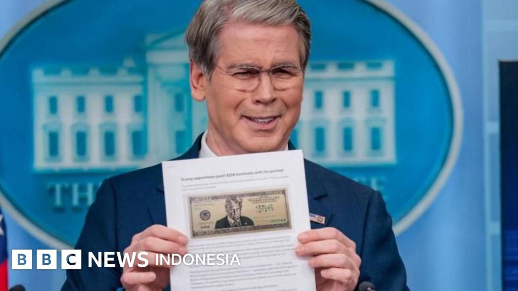 Ilustrasi uang kertas pecahan 250 Dolar Amerika Serikat dengan potret Donald Trump. Wacana pencetakan mata uang ini menghadapi banyak tantangan legislatif dan tradisi.