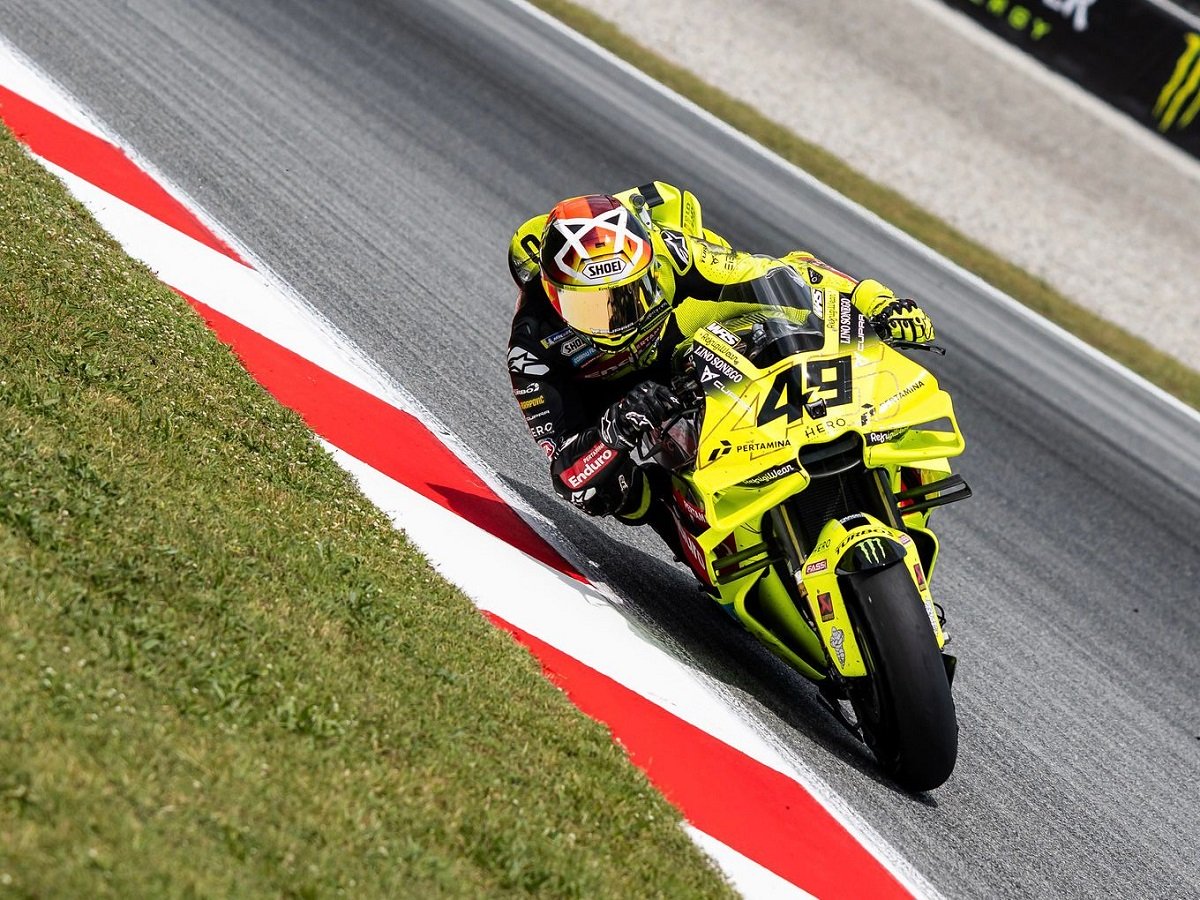 Fabio Di Giannantonio merayakan kemenangan perdananya di MotoGP Catalunya, membawa kebanggaan bagi tim Pertamina Enduro VR46 Racing.