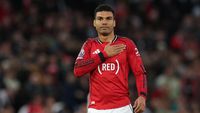 Gelandang Manchester United, Casemiro, beraksi di Old Trafford di tengah spekulasi masa depannya.