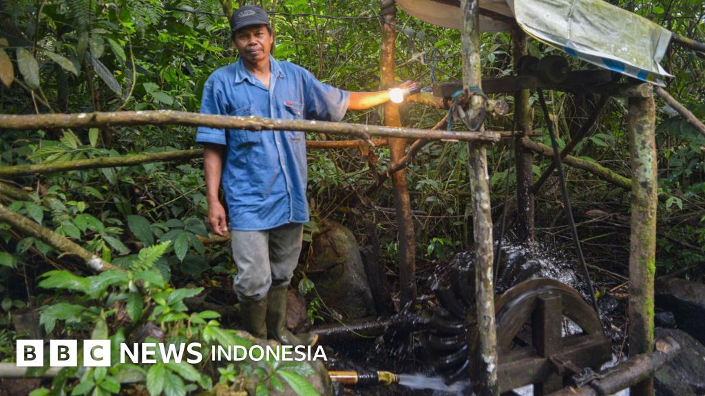 Warga Kampung Cisadon, Babakan Madang, Bogor, masih menggunakan kincir air sebagai sumber listrik utama mereka, sebuah pemandangan kontras di dekat kediaman Presiden terpilih.