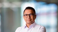 Proklamator Soekarno menyampaikan pidato tentang konsep Trisakti, sebuah gagasan fundamental bagi kemandirian bangsa Indonesia pasca-kemerdekaan.