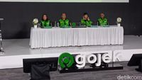 Seorang pengemudi Gojek sedang memeriksa orderan di aplikasi. Kebijakan baru GOTO memangkas potongan tarif menjadi 8% diharapkan secara signifikan meningkatkan pendapatan para mitra driver.