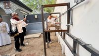 Petugas Kemenhaj meninjau kesiapan fasilitas sanitasi di Arafah sebagai bagian dari persiapan menyeluruh untuk puncak haji 2024. Kondisi toilet menjadi perhatian utama demi kenyamanan dan kesehatan jemaah.
