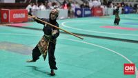 Seorang pesilat menunjukkan gerakan inti dalam latihan, bersiap menghadapi Kejuaraan Pencak Silat CNN Indonesia 2026 yang akan datang.