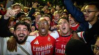 Penggemar Arsenal merayakan euforia juara Premier League di London, menyusul kemenangan dramatis klub kebanggaan mereka.