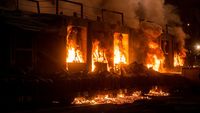 Petugas pemadam kebakaran berjuang memadamkan api yang berkobar hebat di kompleks gudang Kalideres, Jakarta Barat, pasca-ledakan beruntun yang diduga dipicu bahan kimia.