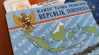 Ilustrasi tangan memegang kartu identitas (KTP) dengan latar belakang aplikasi pinjaman online, menggambarkan potensi penyalahgunaan data.