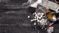 Polisi menunjukkan barang bukti obat terlarang jenis Hexymer dan Tramadol yang disita dari warung sembako di Kalideres, Jakarta Barat, dalam penggerebekan yang berhasil mengamankan dua pelaku pada awal Mei.