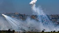 Puing-puing bangunan pasca serangan udara Israel di Lebanon selatan, memicu kekhawatiran baru akan eskalasi konflik di perbatasan.