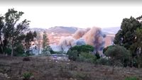 Puing-puing akibat serangan udara Israel di kota Arab Salim, Lebanon Selatan, yang menewaskan dua orang termasuk seorang paramedis dan melukai sepuluh lainnya.